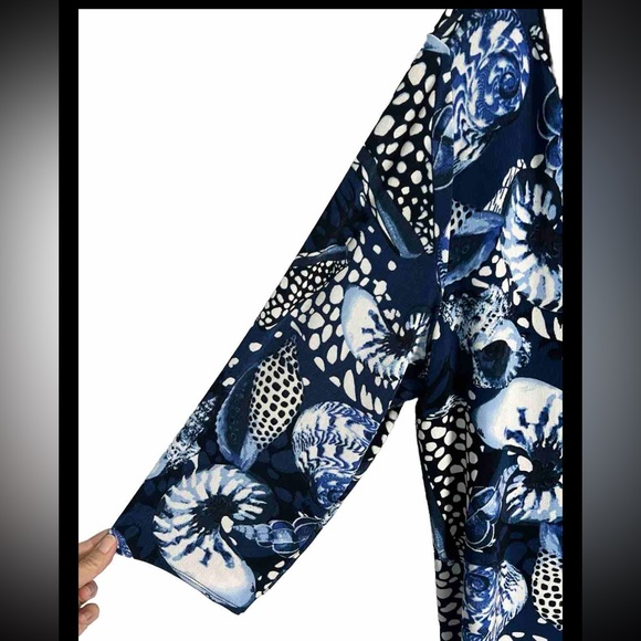 Chicos Travelers SZ 3 Or LG Stretch 3/4 Sleeve Top Blouse Shells Blue White EUC - Picture 2 of 9